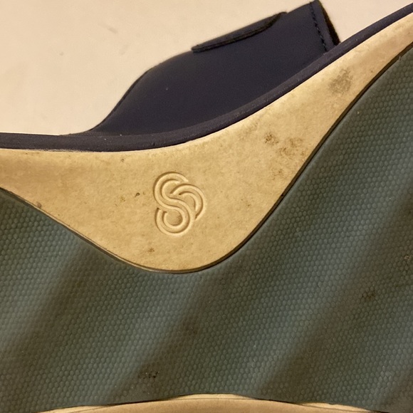 Clark’s Cloudsteppers cushion soft size 7.5. Double Velcro foot straps. - Picture 7 of 8